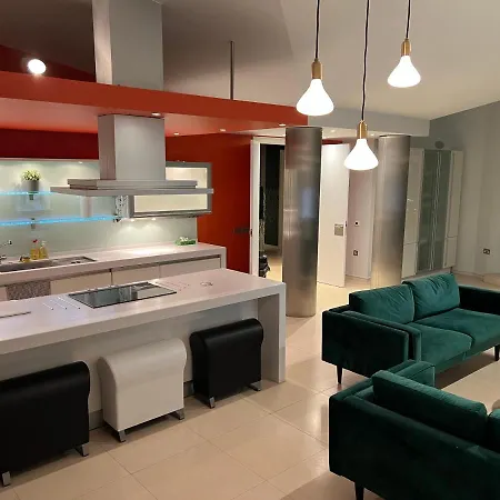 Luxury 2 Bedroom Centre Penthouse Apartment