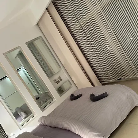 Luxury 2 Bedroom Centre Penthouse Apartment *