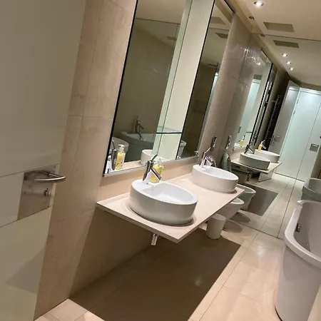 Luxury 2 Bedroom Centre Penthouse *