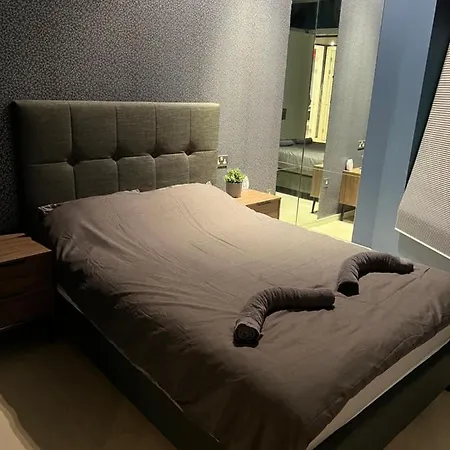 Luxury 2 Bedroom Centre Penthouse *